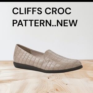 Cliffs by White Mountain BEIGE Flats Size 7.5 CROC pattern LOAFERS NEW